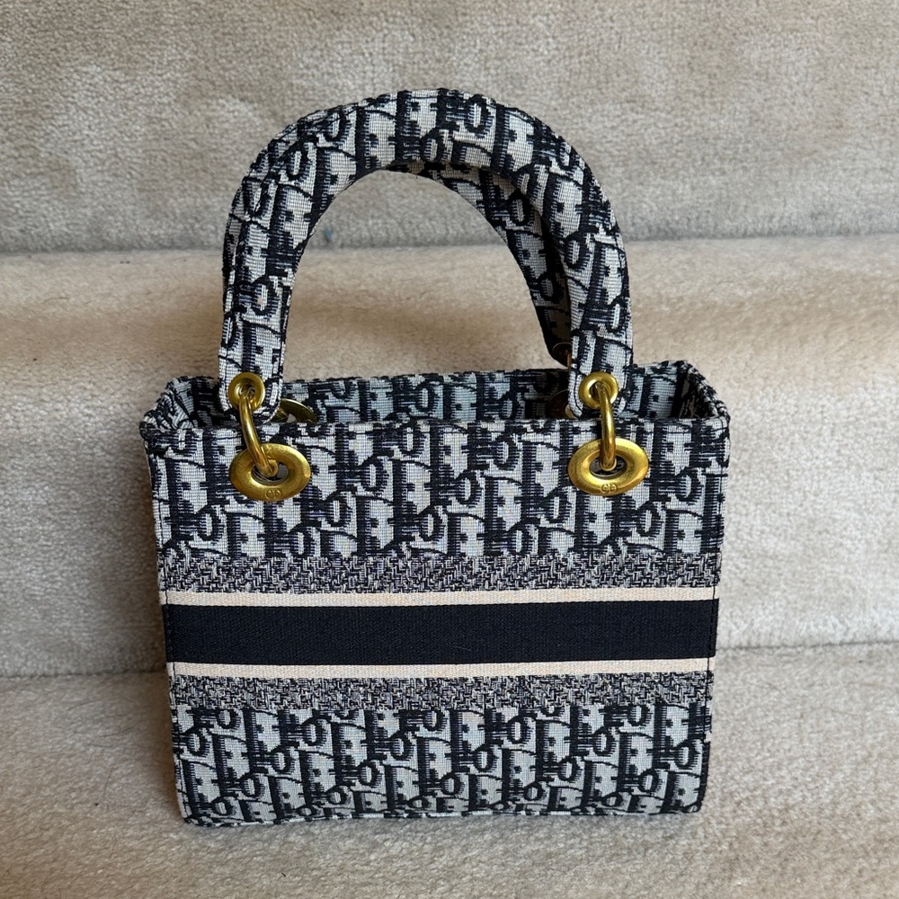Women’s Handheld Handbag Purse - Picture 2 of 4